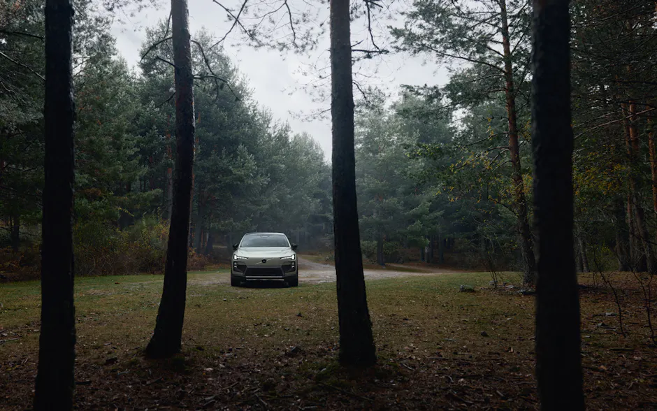 Volvo EX60 steht im Wald
