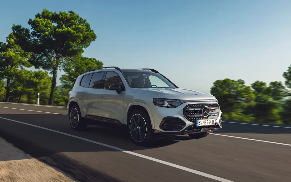 Mercedes-Benz in Silber, fährt auf einer Strasse