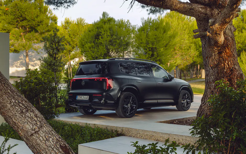 Mercedes-Benz GLB in Schwarz von hinten