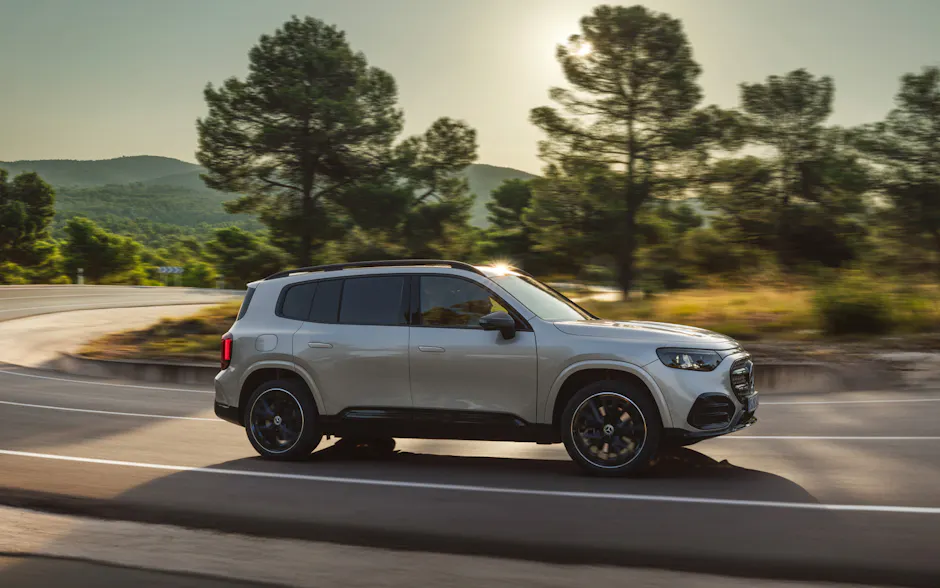 Mercedes-Benz GLB in Silber von der Seite