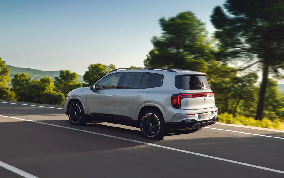 Mercedes-Benz GLB in Silber von hinten, fährt auf der Strasse
