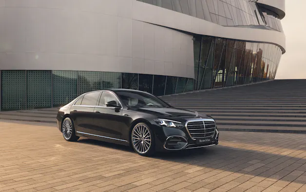 Mercedes-Benz S-Klasse in Schwarz vor einem modernem Gebäude