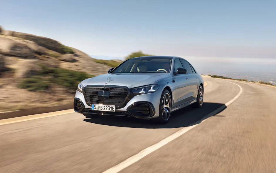 Mercedes-Benz S-Klasse in Silber, fährt einer Küstenstrasse entlang