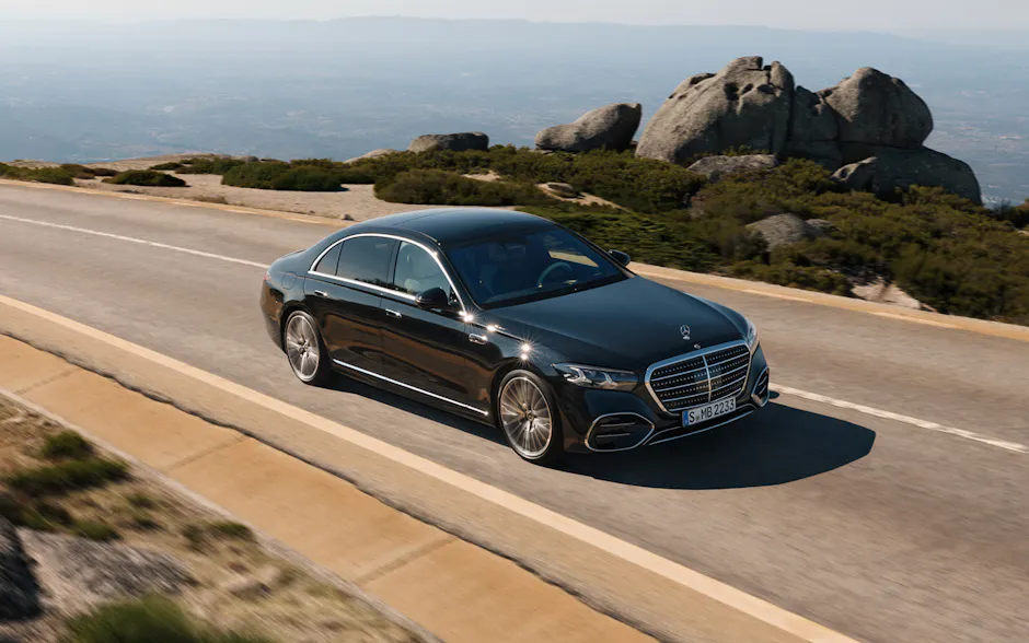 Mercedes-Benz S-Klasse in Schwarz, fährt an einer Küste entlang