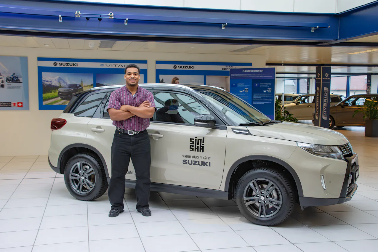 Sinisha Lüscher vor dem Suzuki VITARA 1.4