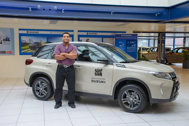 Sinisha Lüscher vor dem Suzuki VITARA 1.4