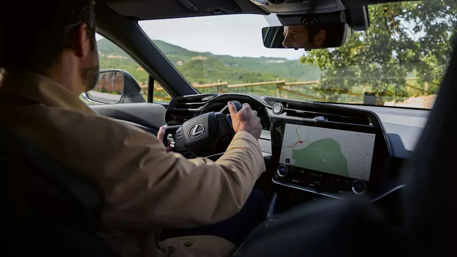 Lexus RZ Interieur in Schwarz, ein Mann fährt