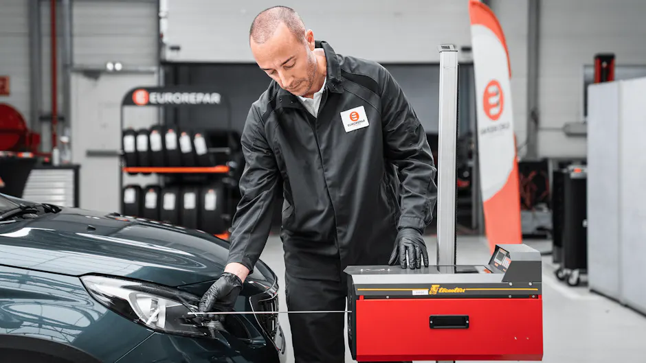 Employés de l'atelier Eurorepar dans le garage