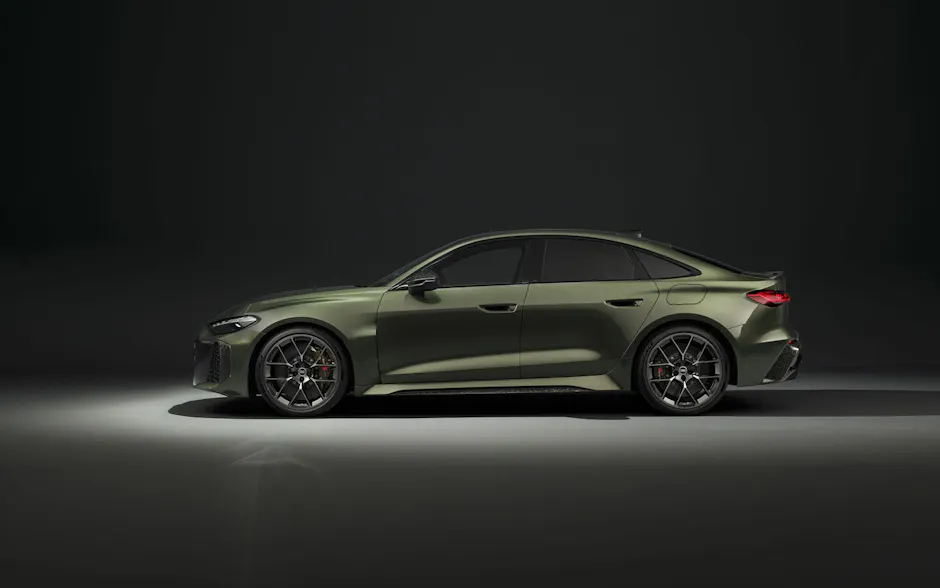Neuer Audi RS5 Limousine in Grün, von der Seite
