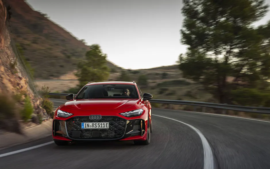 Neuer Audi RS5 Avant in Rot, fährt auf einer Strasse