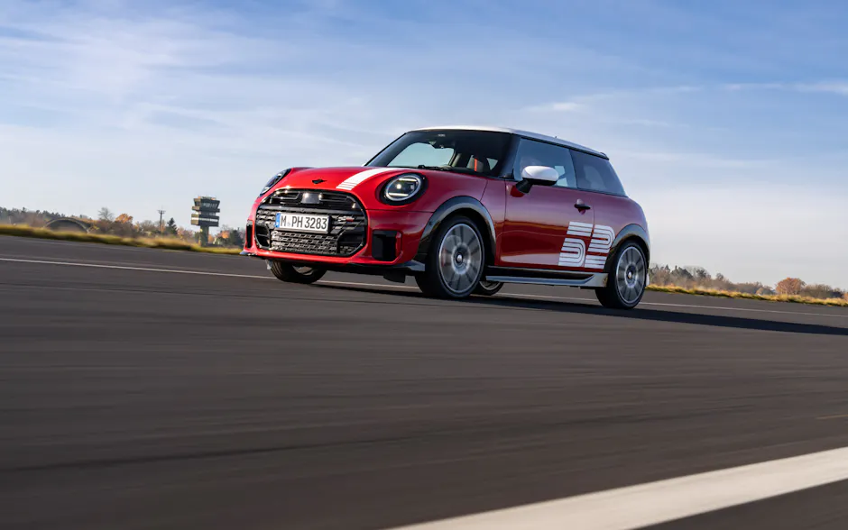 Mini 1965 Victory Edition in Rot, am fahren auf einer Strasse