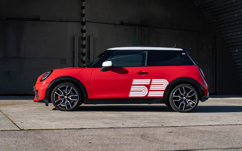 Mini 1965 Victory Edition in Rot, von der Seite