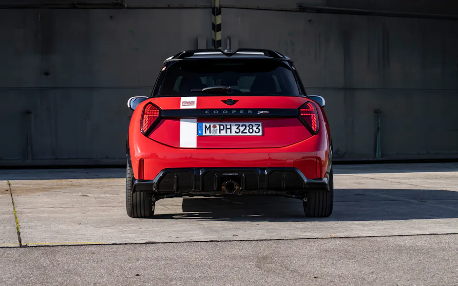 Mini 1965 Victory Edition in Rot, von hinten
