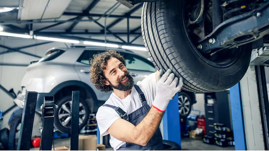 Ein Werkstattmitarbeiter arbeitet an einem Auto