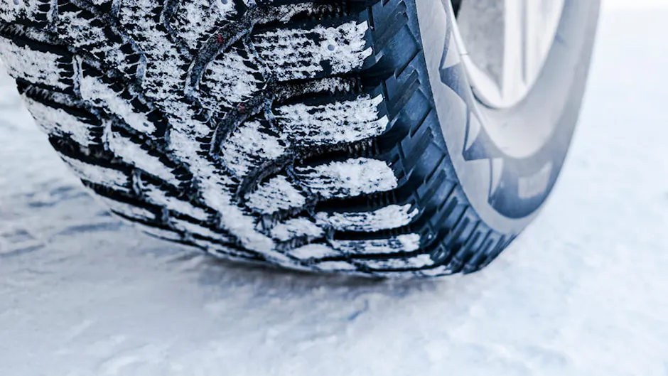 Un pneu dans la neige, axé sur la bande de roulement hivernale 