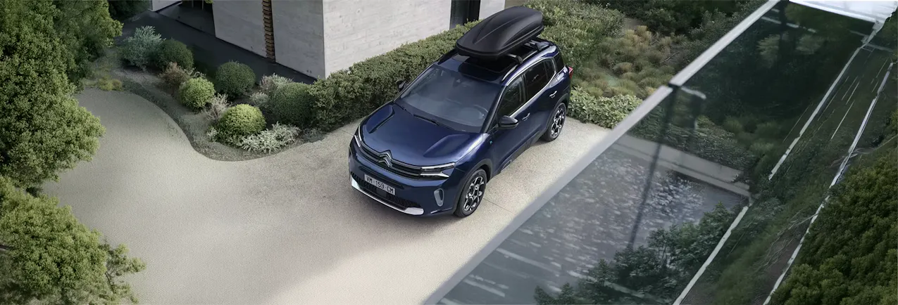 Une Citroën bleue avec un coffre de toit, vue d'en haut