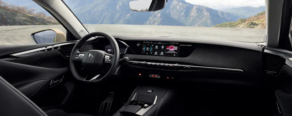 DS N°4 Cockpit mit einer schöner Aussicht auf ein Gebirge