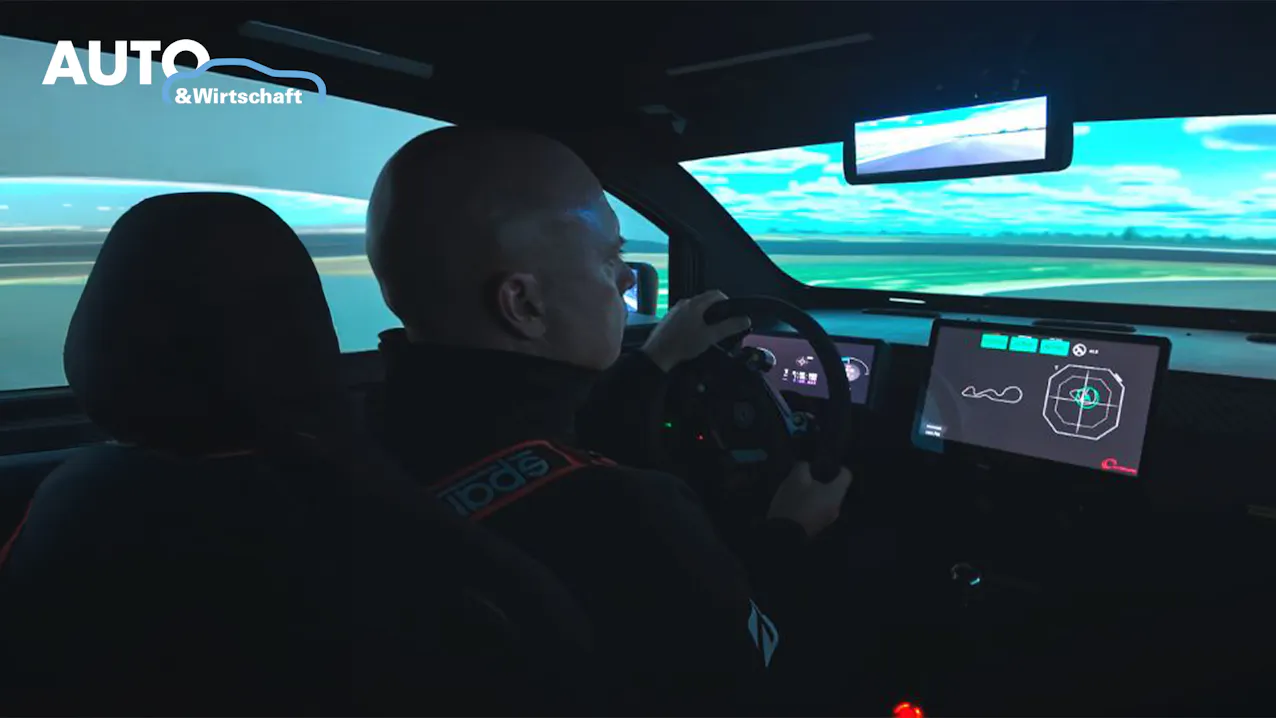 Auto & Wirtschaft, ein Mann fährt in einem virtuellen Cockpit