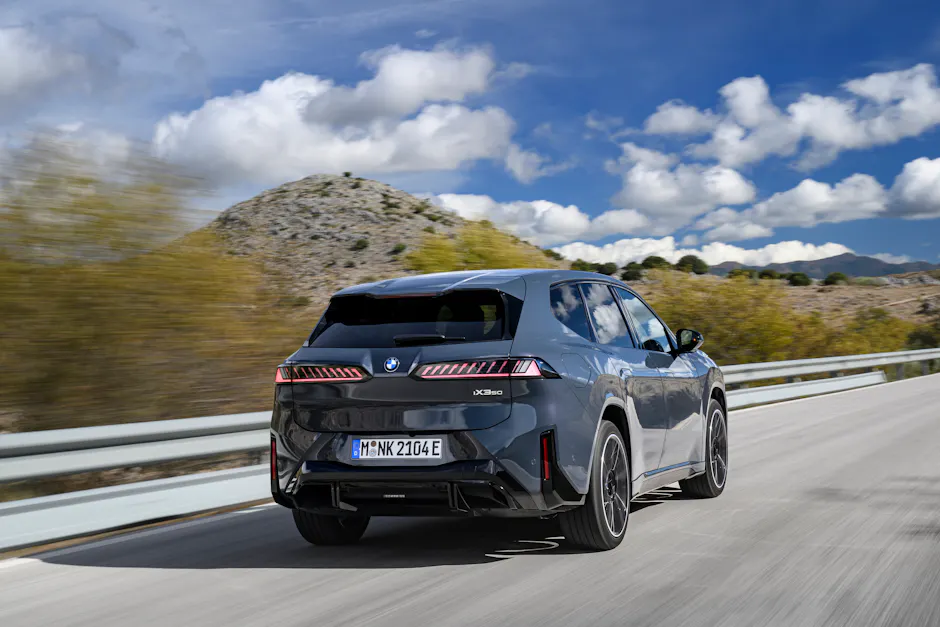 La nuova BMW iX3 vista da dietro