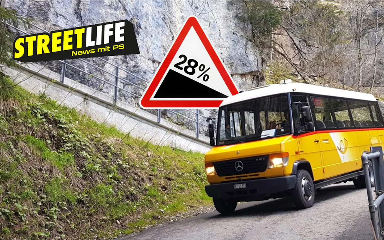 Un autobus postale percorre una strada