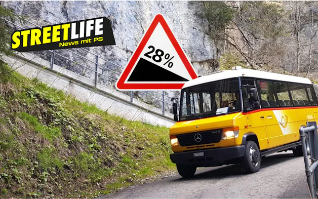 Un autobus postale percorre una strada