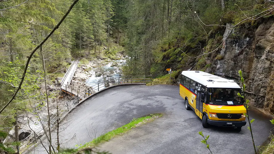 Un pulmino postale giallo in curva sulla strada per Griesalp