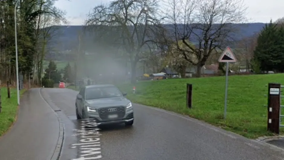 Un'auto percorre l'Hüttikerberg