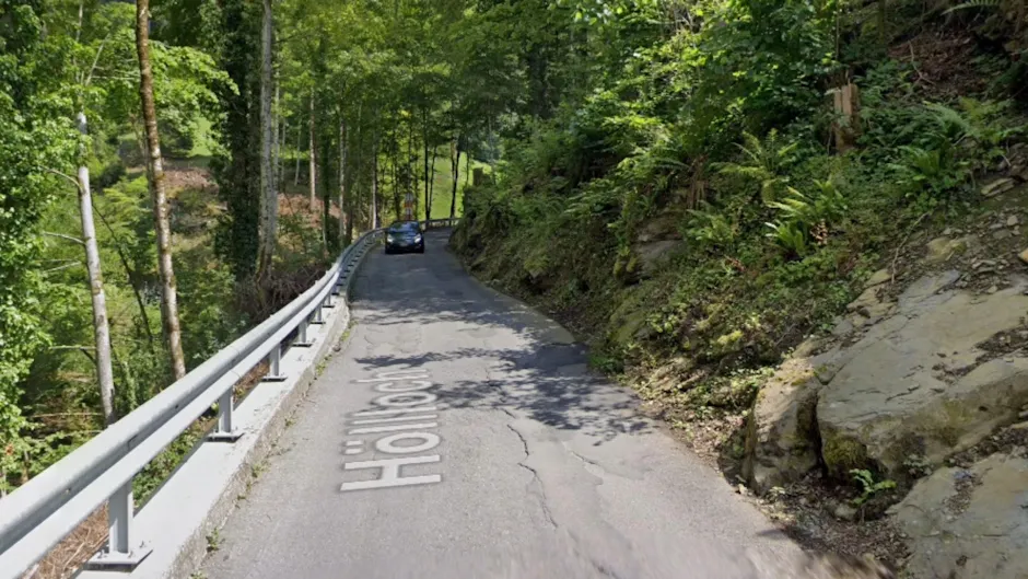 Un'auto sta salendo sul Passo del Pragel