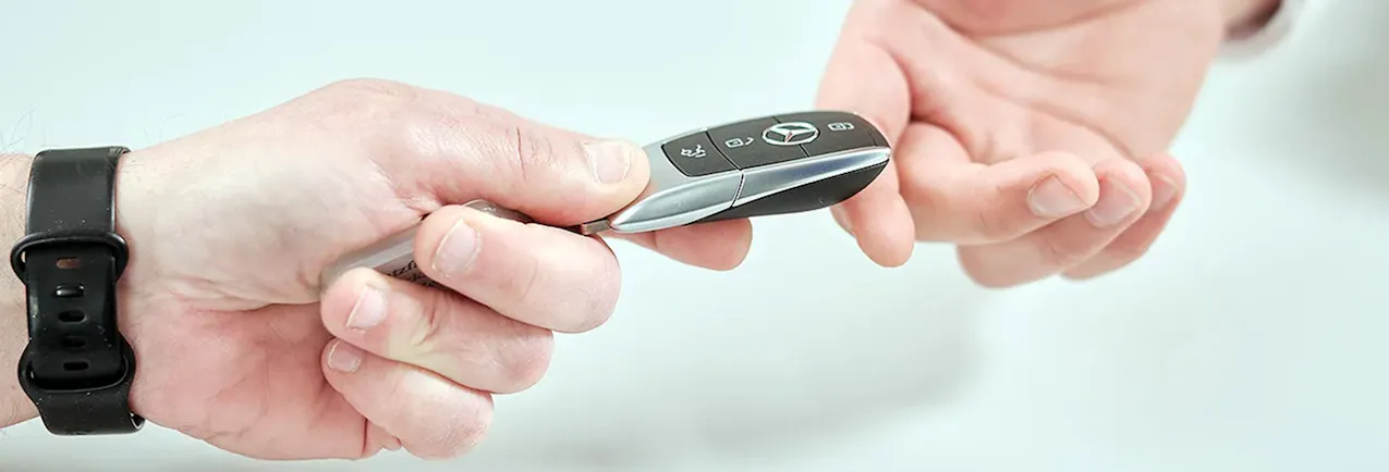 Autoschlüssel in der Hand