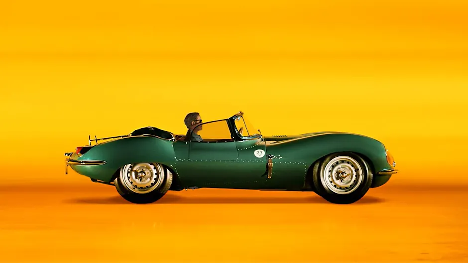 Una vecchia Jaguar verde, vista di lato