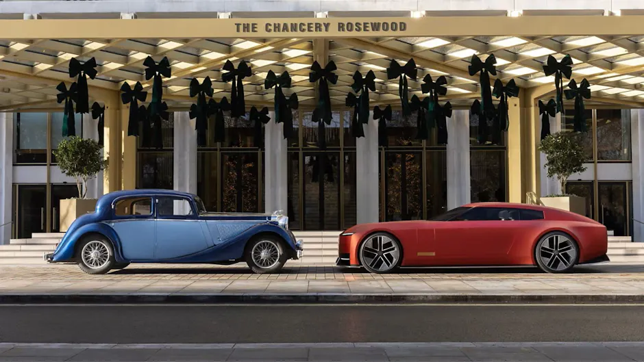 Una Jaguar SS1 blu sulla sinistra, a destra una Jaguar Type 00 rossa