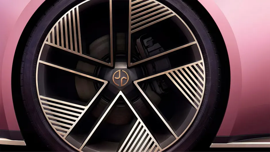 Jaguar Type 00 in rosa, con i cerchi color bronzo in primo piano.