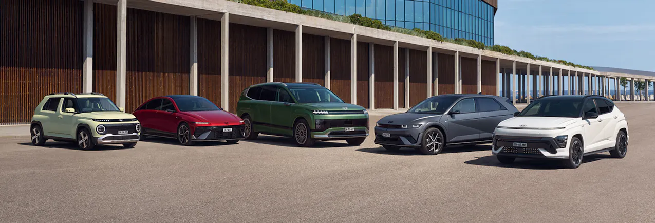 Des modèles Hyundai devant un bâtiment moderne