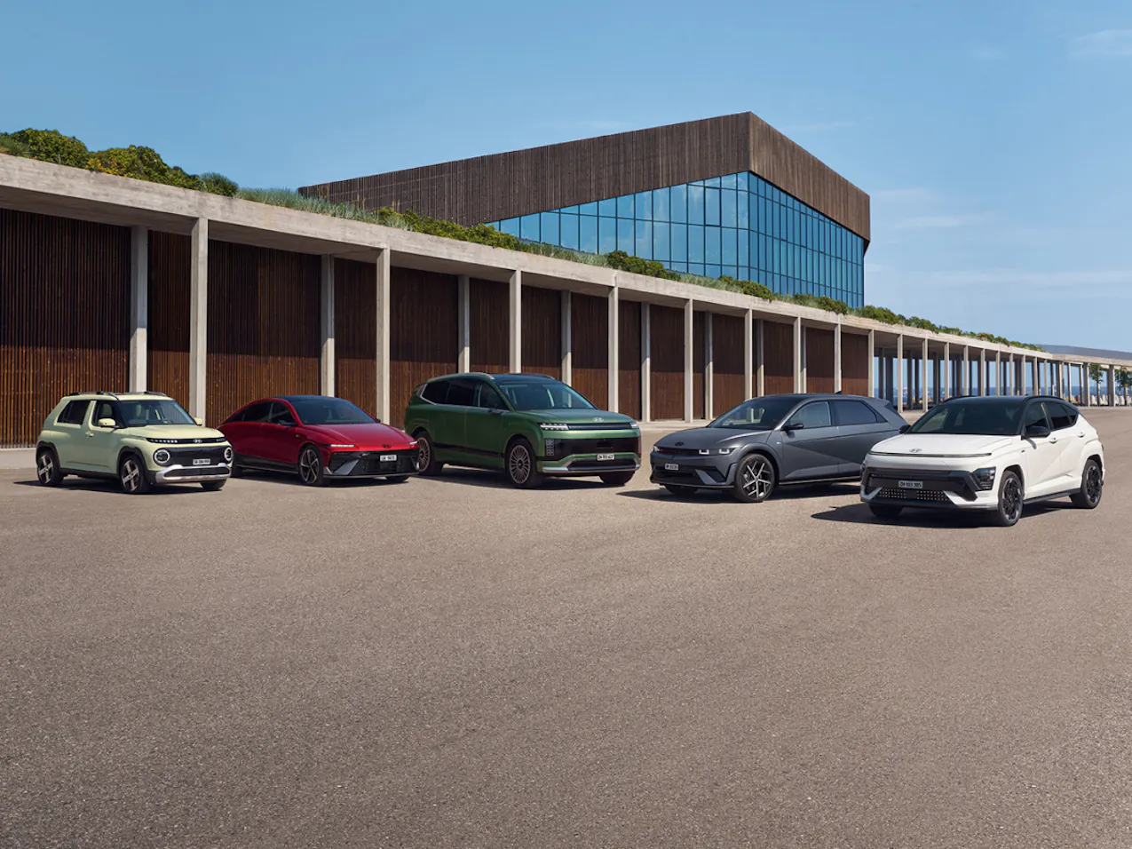 Des modèles Hyundai devant un bâtiment moderne