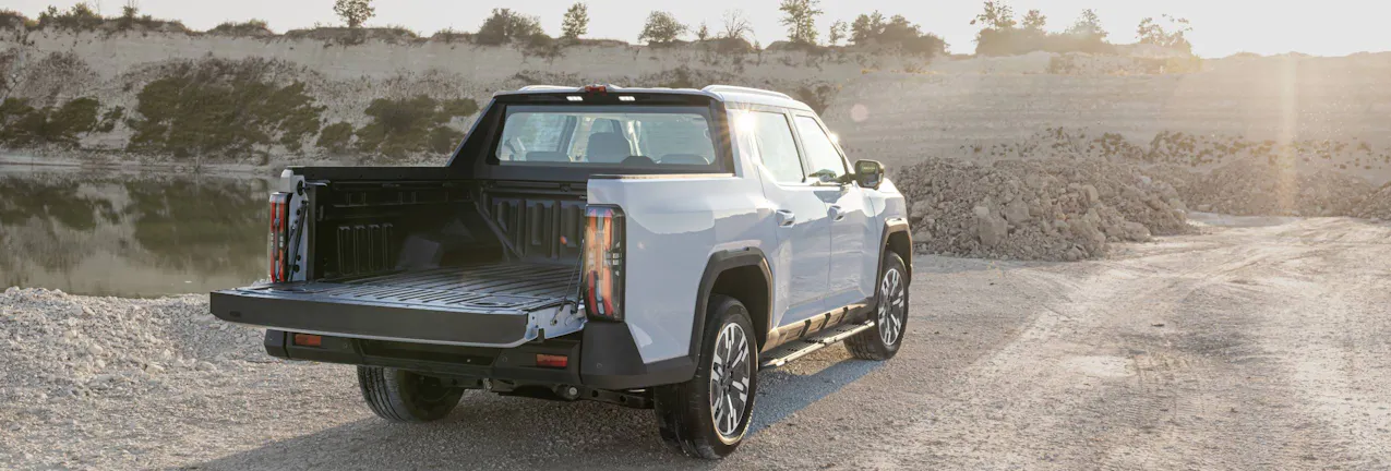 Ein Maxus Pick-Up in Grau von Hinten