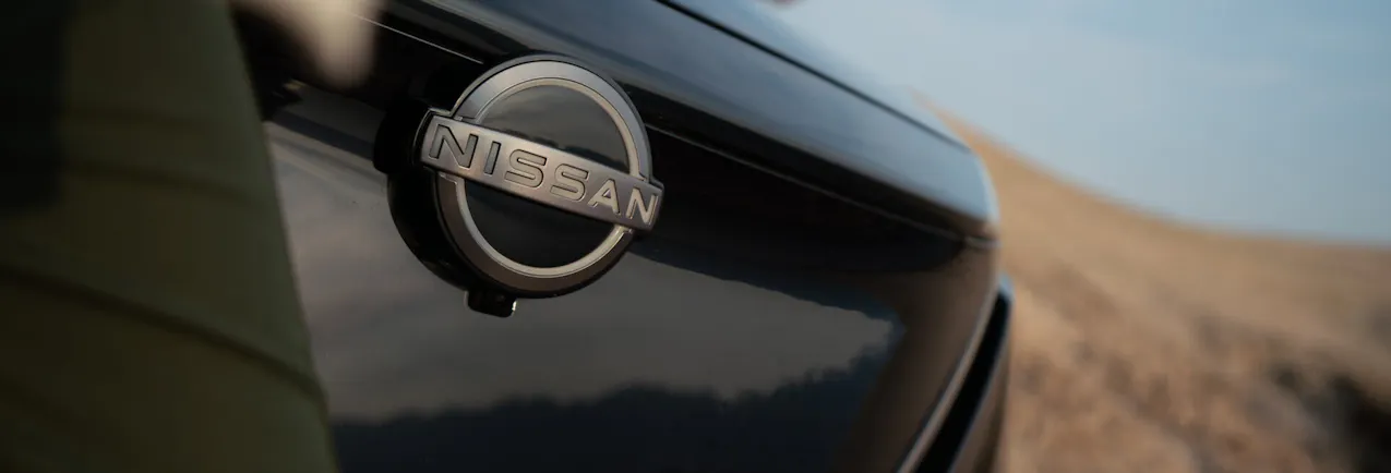 Logo Nissan sull'auto