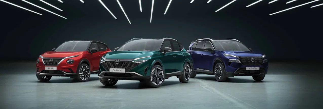 Drei Nissan Modelle in einem modernem Showroom