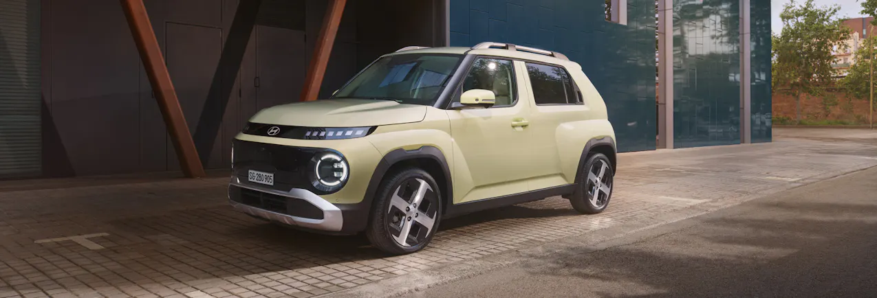 Hyundai Inster gialla vista di lato