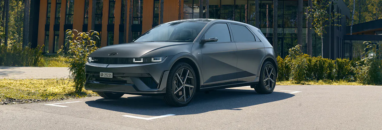 La Hyundai Ioniq 5 en noir, vue de profil