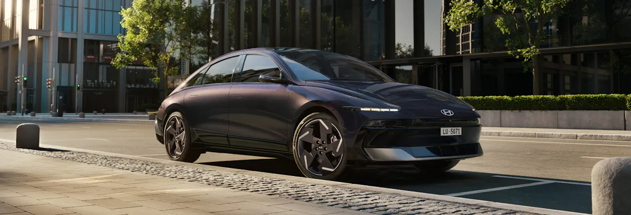 Una Hyundai Ioniq 6 vista di lato