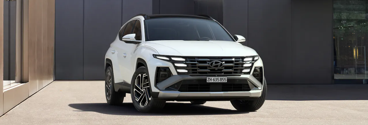 Une Hyundai Tucson blanche vue de face