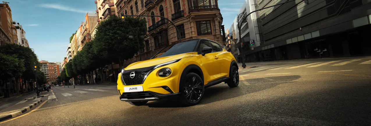 Ein gelber Nissan Juke in einer urbaner Umgebung