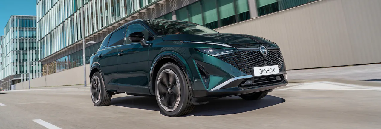 Una Nissan Qashqai verde mentre è in marcia