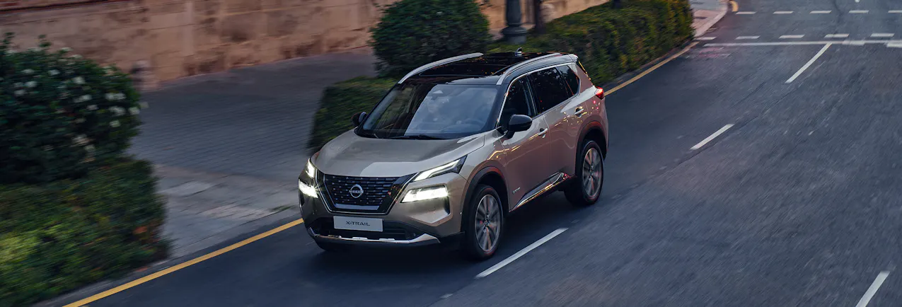 Una Nissan X-Trail sta percorrendo una strada