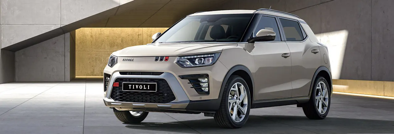 Une KGM Tivoli beige vue de face
