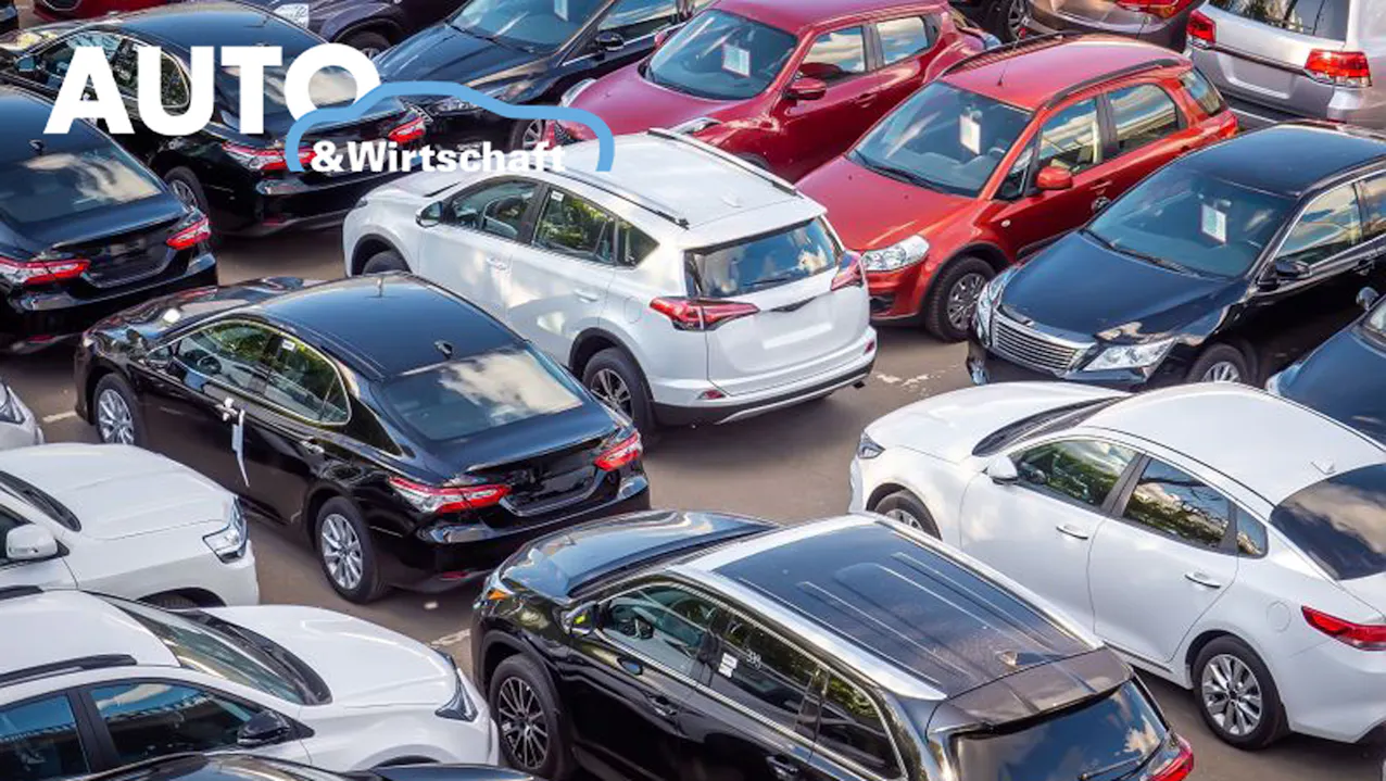 Verschiedene Autos auf einem Parkplatz