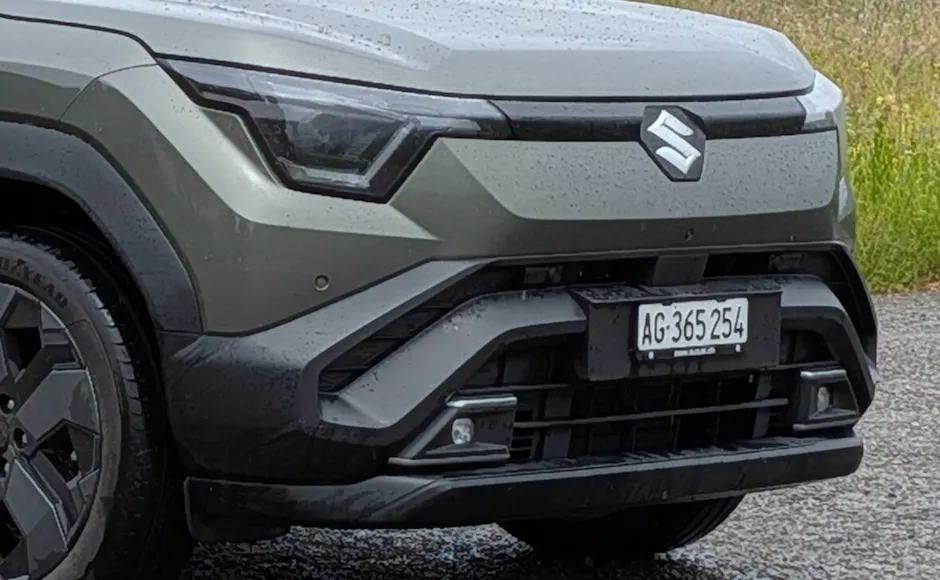 Die Front vom grünen Suzuki E Vitara