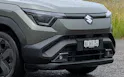 Die Front vom grünen Suzuki E Vitara