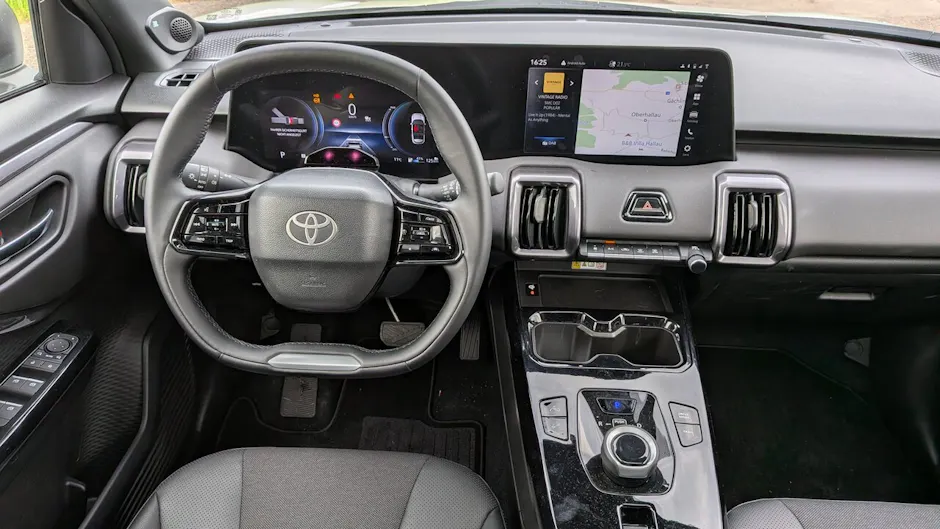 Das schwarze Cockpit im Toyota