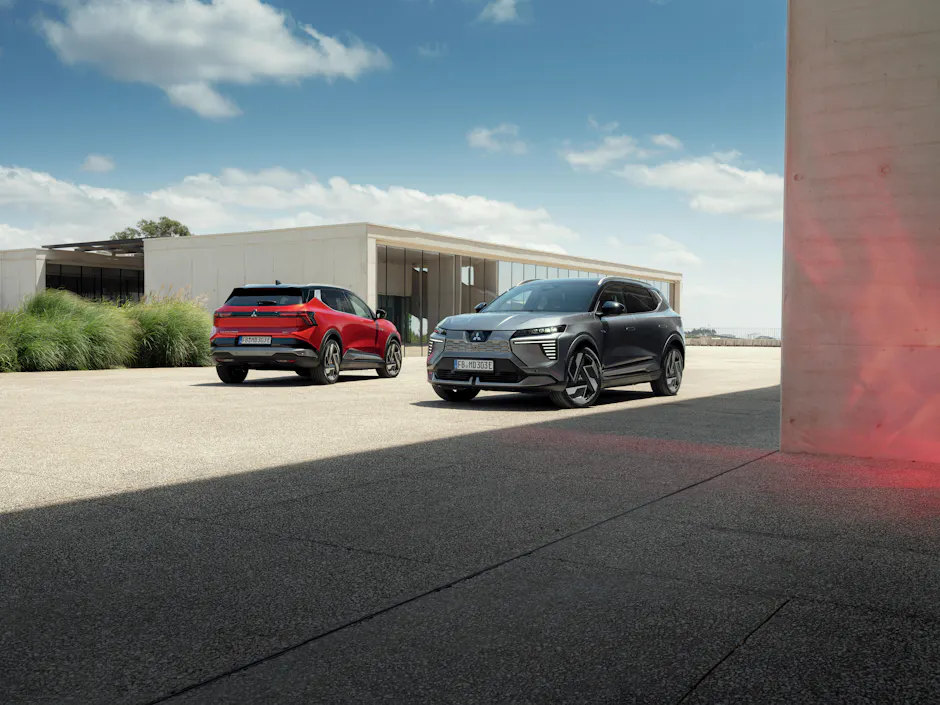 Eclipse Cross PHEV bianca, in studio, vista frontale a destra